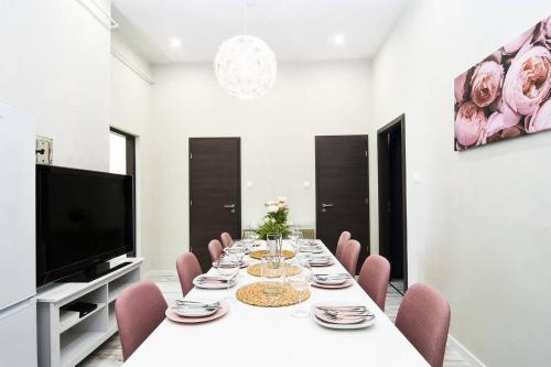 Ultra central and stylish apartment with AC - image 11