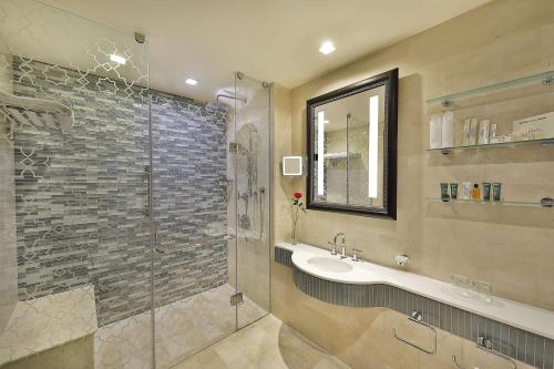 Hilton Suites Makkah Room Type - One-Bedroom King Suite with City View Hilton Suites Makkah Room Type - One-Bedroom King Suite with City View