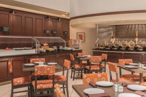 Food and beverages, Embassy Suites by Hilton Orlando International Drive ICON Park in Orlando (FL)