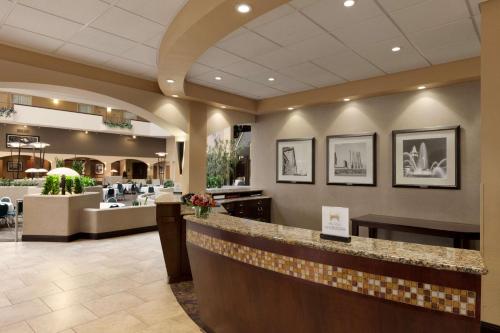 Embassy Suites by Hilton Kansas City International Airport, Канзас-Сити (фото 9)