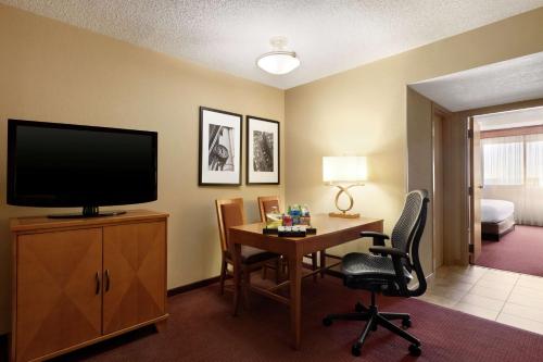 Embassy Suites by Hilton Kansas City International Airport