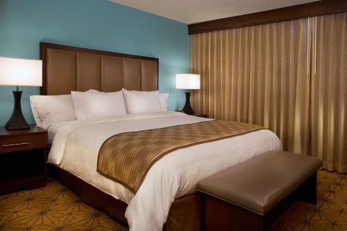 Embassy Suites by Hilton Kansas City International Airport