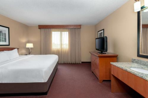 Embassy Suites by Hilton Kansas City International Airport