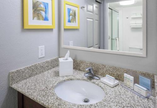 Hampton Inn & Suites Miami-Doral Dolphin Mall Room Type - Queen Room with Two Queen Beds and Accessible Tub - Mobility Access