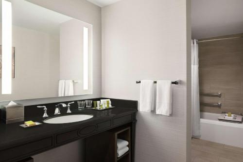 Double Room with Two Double Beds - Mobility Access image 3
