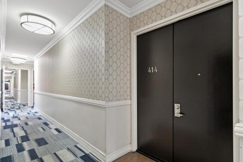 Beverly Hills 2 bed 2 bath Penthouse with Den and Parking 414 in Los Angeles, USA
