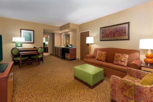 2 queen beds, 1 sofa bed