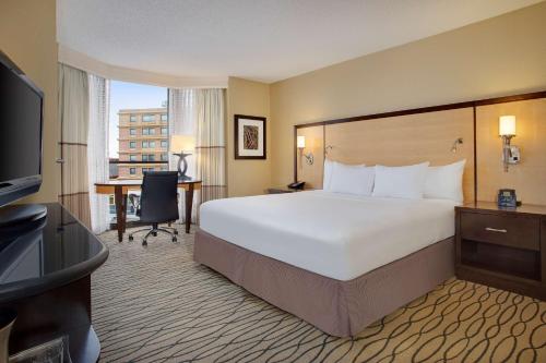 Hilton Rosemont Chicago O'Hare - image 9