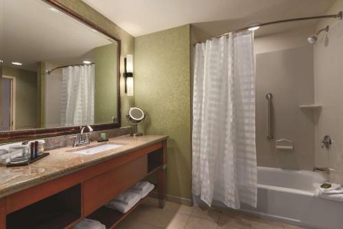 Embassy Suites By Hilton Omaha-La Vista Hotel & Conference Center