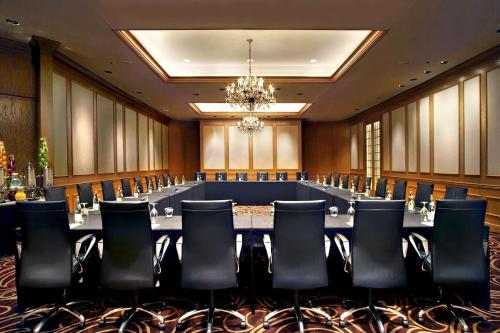Hilton Rosemont Chicago O'Hare - image 2