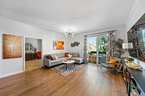 Beverly Hills 2 bed 2 bath Penthouse with Den and Parking 414 in Los Angeles, USA