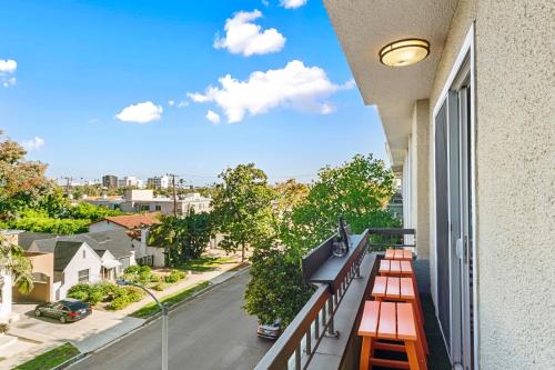 Beverly Hills 2 bed 2 bath Penthouse with Den and Parking 414 in Los Angeles, USA