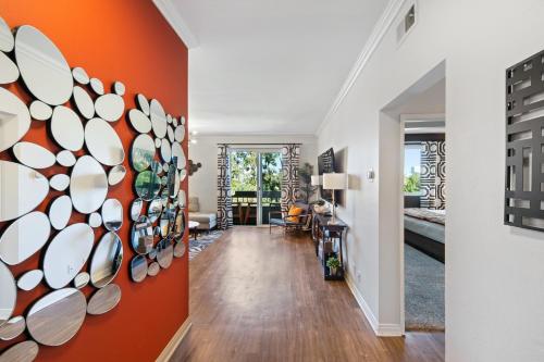 Beverly Hills 2 bed 2 bath Penthouse with Den and Parking 414 in Los Angeles, USA