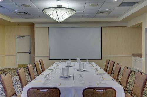 Hilton Garden Inn Norwalk - image 2