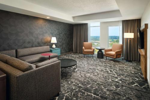 Embassy Suites by Hilton Hampton Convention Center - image 6
