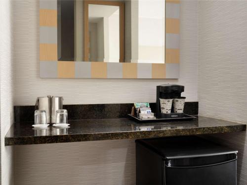 Standard King Room image 7