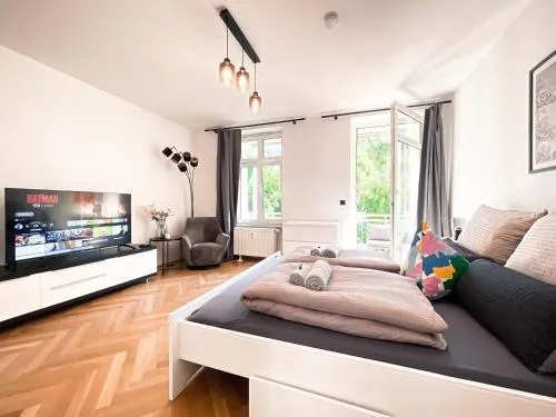 Zentrale Ferienwohnung mit Parkplatz, 2 Schlafzimmern, Küche, Waschmaschine & Balkon in Leipzig, Deutschland