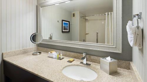 DoubleTree by Hilton San Diego - Del Mar Room Type - Queen Room with Two Queen Beds
