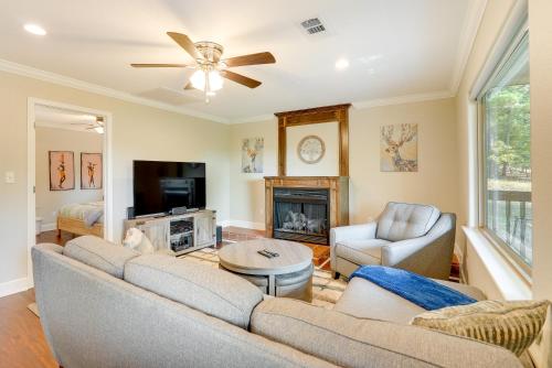 Cozy East Texas Retreat Near Lake O the Pines! in Avinger, USA