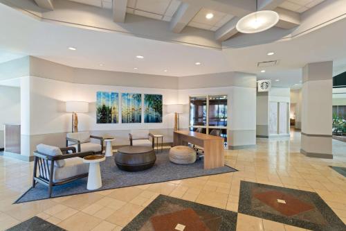 Lobby, Embassy Suites by Hilton Tampa USF Near Busch Gardens in Temple Terrace