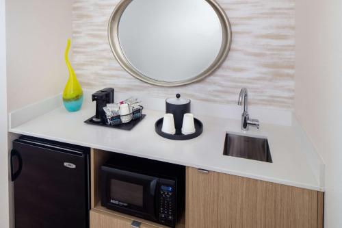 King Studio Suite - Non-Smoking image 5