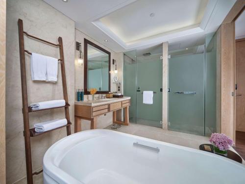 Hilton Dali Resort & Spa Room Type - Deluxe King Room