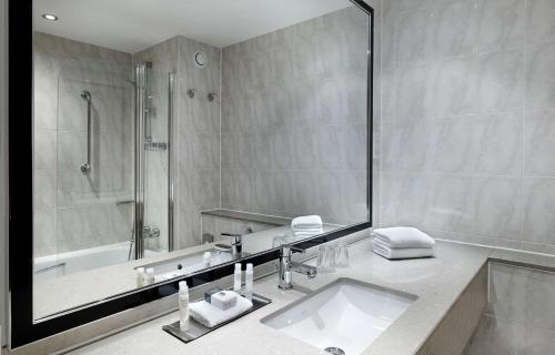 DoubleTree by Hilton Woking - image 10