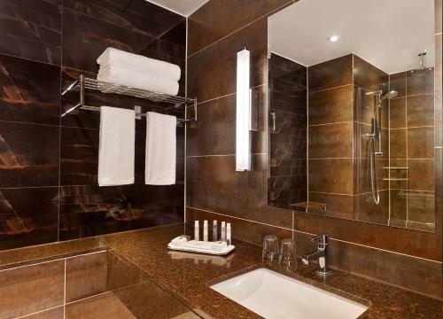 DoubleTree by Hilton Woking Room Type - Deluxe King Room