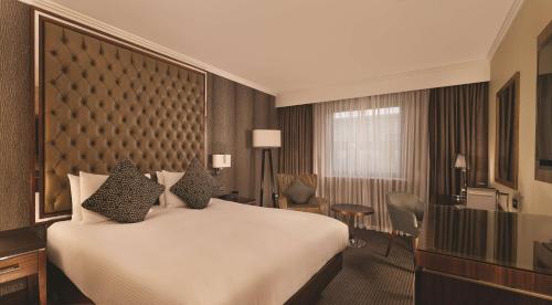 DoubleTree by Hilton Woking - image 5