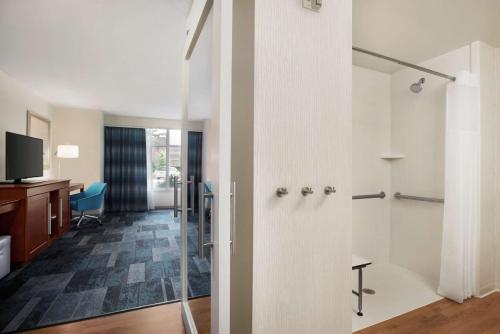 Hampton Inn & Suites Rosemont Chicago O'Hare - image 6