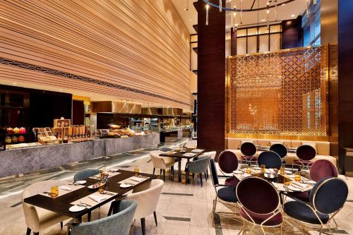 Restaurante, AlRayyan Hotel Doha, Curio Collection by Hilton in Ar Rayyan