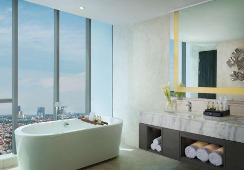 Bathroom, DoubleTree by Hilton Surabaya in Surabaya