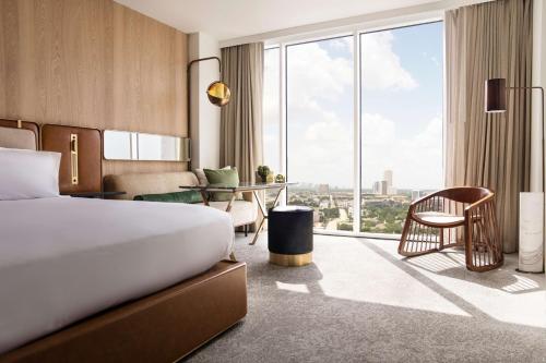 King Guest Room - High Floor image 2