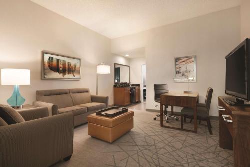 Embassy Suites by Hilton Brea - North Orange County Room Type - Two-Room King Suite with Bath Tub - Mobility Accessible