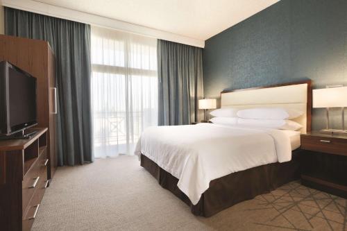 Embassy Suites by Hilton Brea - North Orange County Room Type - Two-Room King Suite with Moutain View
