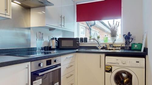 Cosy 2 bed Apartment 1st Floor Business & Leisure Parking and Wifi by Jesswood Properties