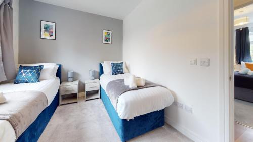 Cosy 2 bed Apartment 1st Floor Business & Leisure Parking and Wifi by Jesswood Properties