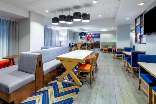 Hampton Inn Denver-International Airport - image 14
