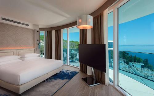 Executive King Room with Balcony and Sea View