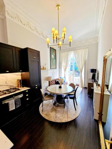 Stunning Hyde Park Home with Private Balcony & Lift Elevator Access