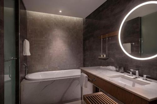 Deluxe Double Room with Two Double Beds, Pool View and Theme Park Access image 4