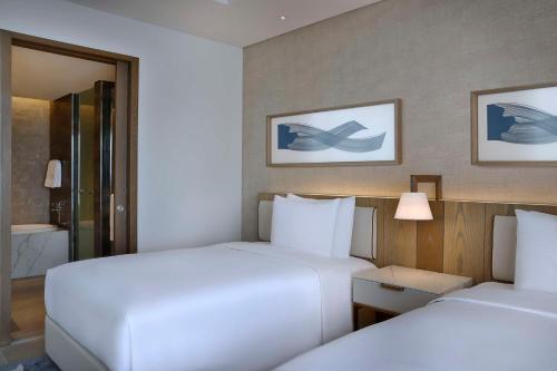 Deluxe Double Room with Two Double Beds, Pool View and Theme Park Access image 2