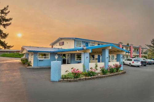 . Studio 6 Suites - Albany, OR