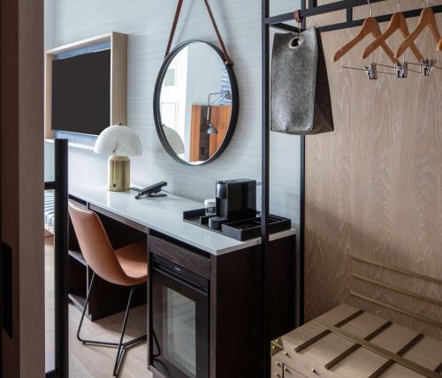 room detail thumbnail 2