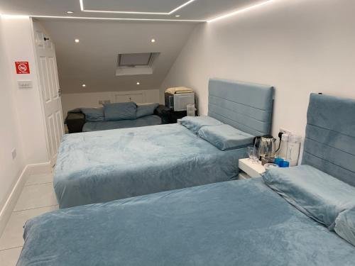 Fully Air-Conditioned Bedroom w 2 Double Beds & King Size Sofa Bed w Ensuite Bathroom Near Grand Union Canal - FREE Parking