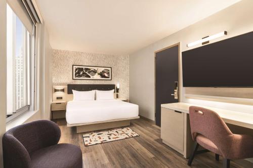 King Room room in DoubleTree by Hilton New York Midtown Fifth Ave