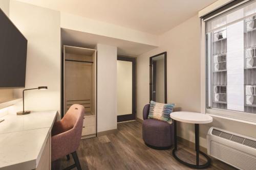 King Room image 3
