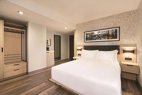 Queen Room room in DoubleTree by Hilton New York Midtown Fifth Ave