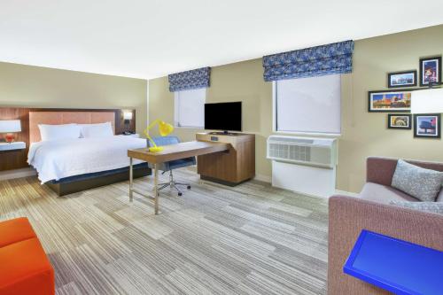 Hampton Inn & Suites Oakwood Village-Cleveland - image 6