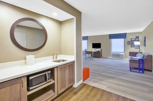Hampton Inn & Suites Oakwood Village-Cleveland - image 12